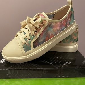 Edelyn low top lace up sneaker